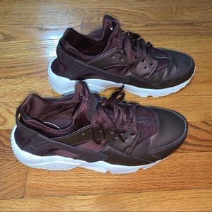 Nike Maroon Huaraches